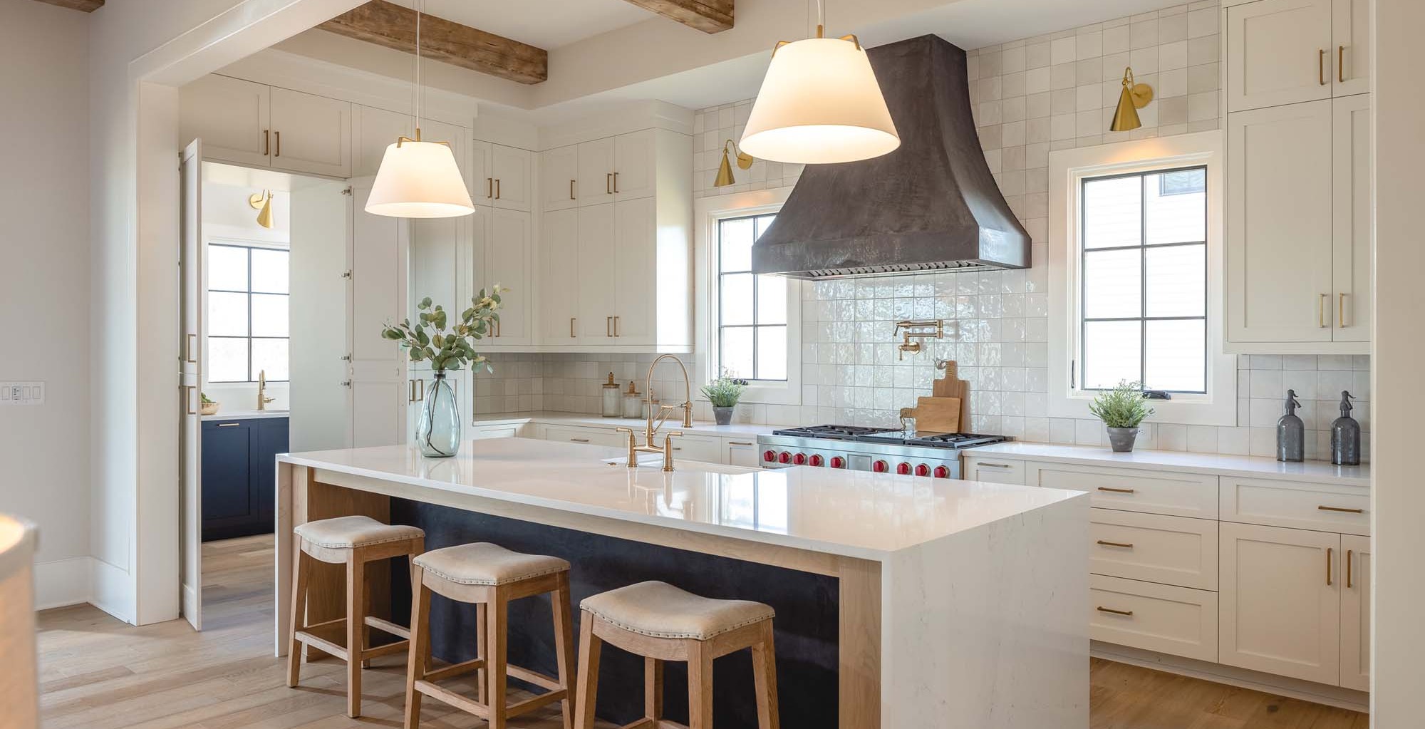 atlanta-custom-home-modern-exterior-kitchen-room-shelf